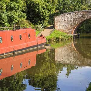 canal-boat-cotswolds-england